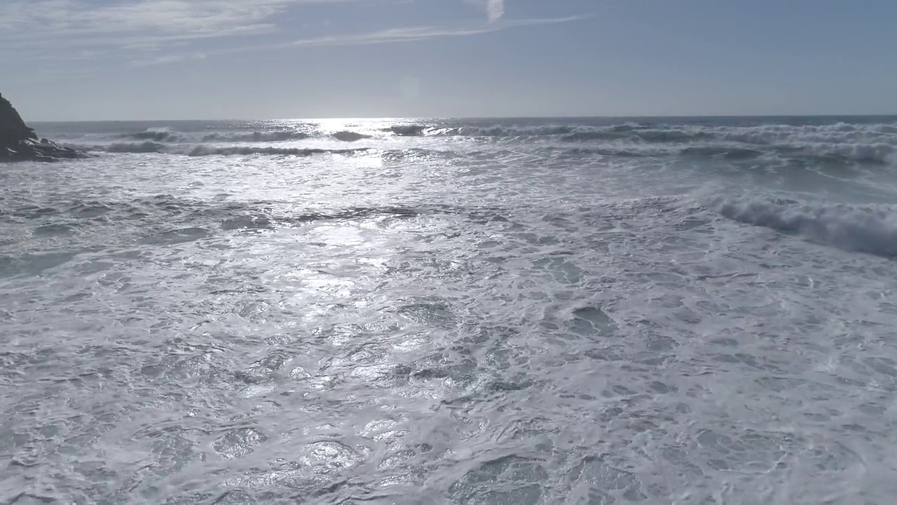 鸟瞰美丽的海滩，海浪和水撞击沙滩的景色视频素材