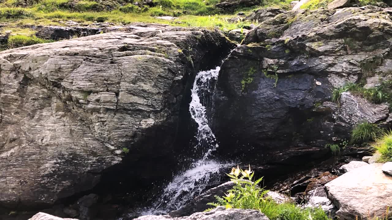 溪流落水的慢动作-阿尔卑斯瀑布视频素材