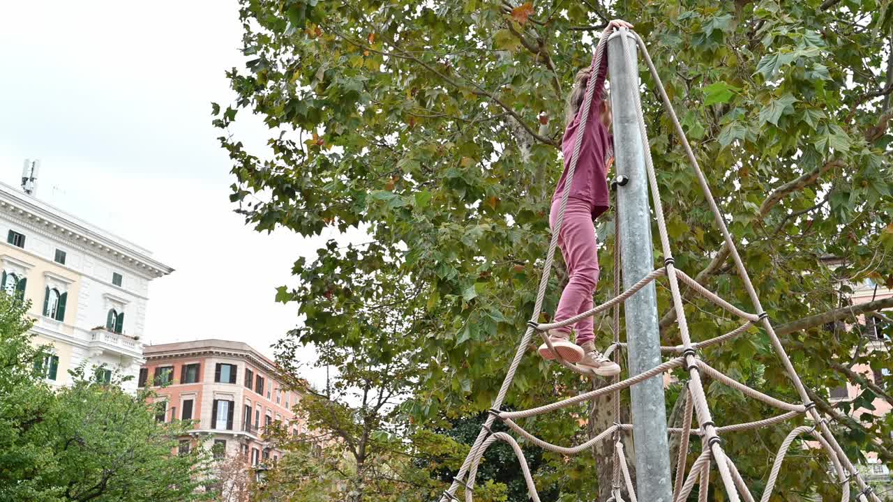 操场上的女孩。两姐妹在户外玩耍视频下载