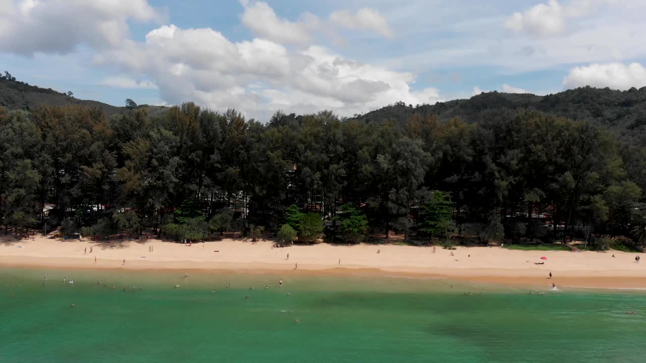 泰国普吉岛奈通的沙地，绿树成荫的海滩，潘右无人机，泰国，东南亚，4K无人机视频素材