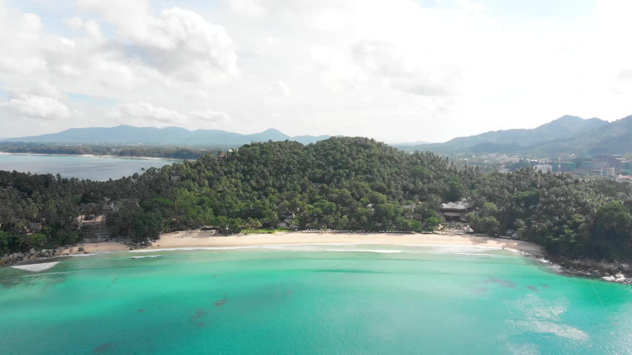 普吉岛空荡荡的豪华海滩潘西，俯瞰东南亚泰国的热门度假胜地视频素材