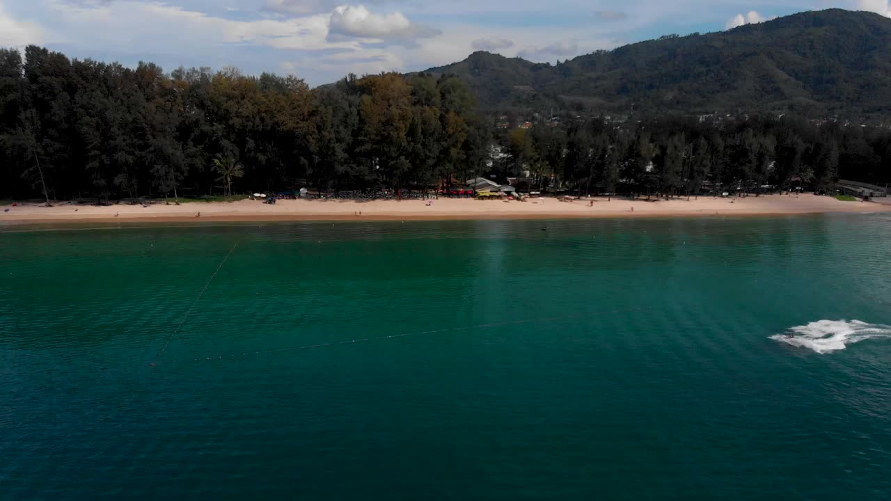 空旷僻静的海滩在东南亚，建立拍摄豪华普吉岛安达曼海，4K无人机视频素材