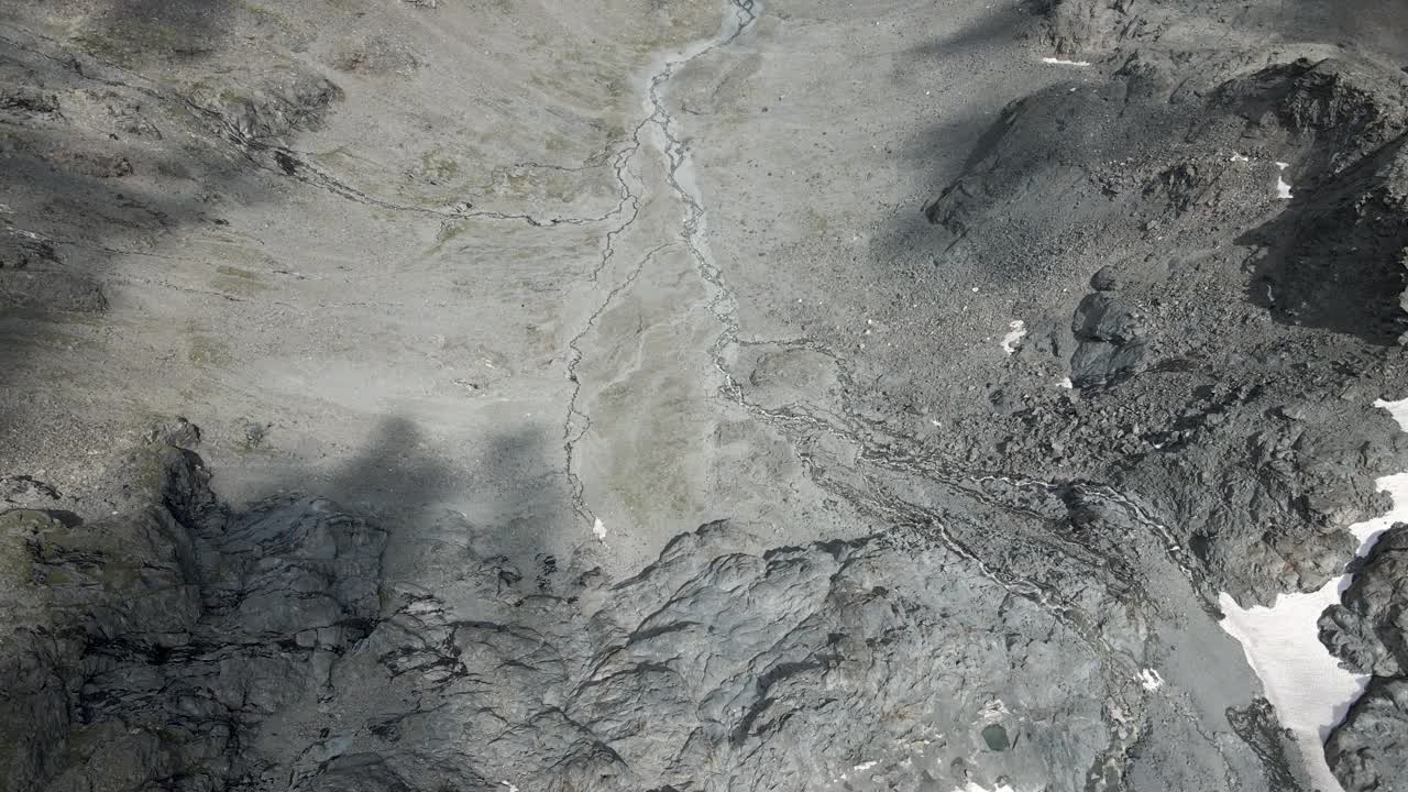 山谷中的冰川河鸟瞰图视频素材