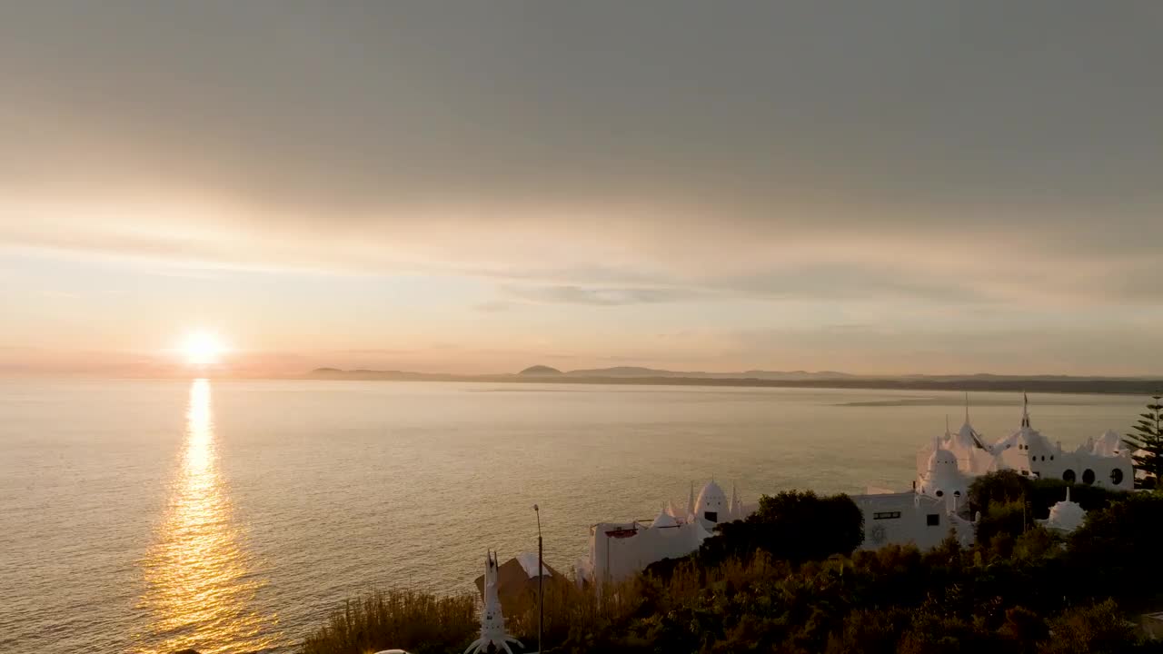 海滩上美丽的日落视频素材