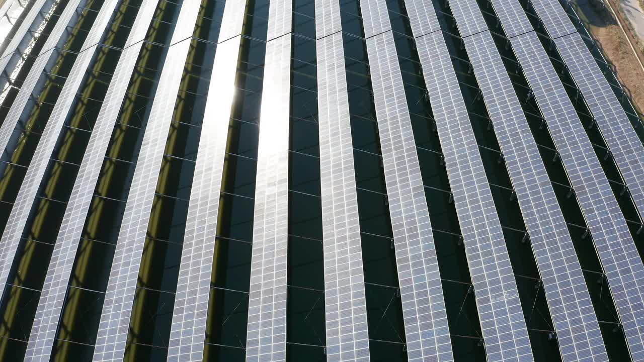麦田里光伏太阳能板的航拍照片视频素材