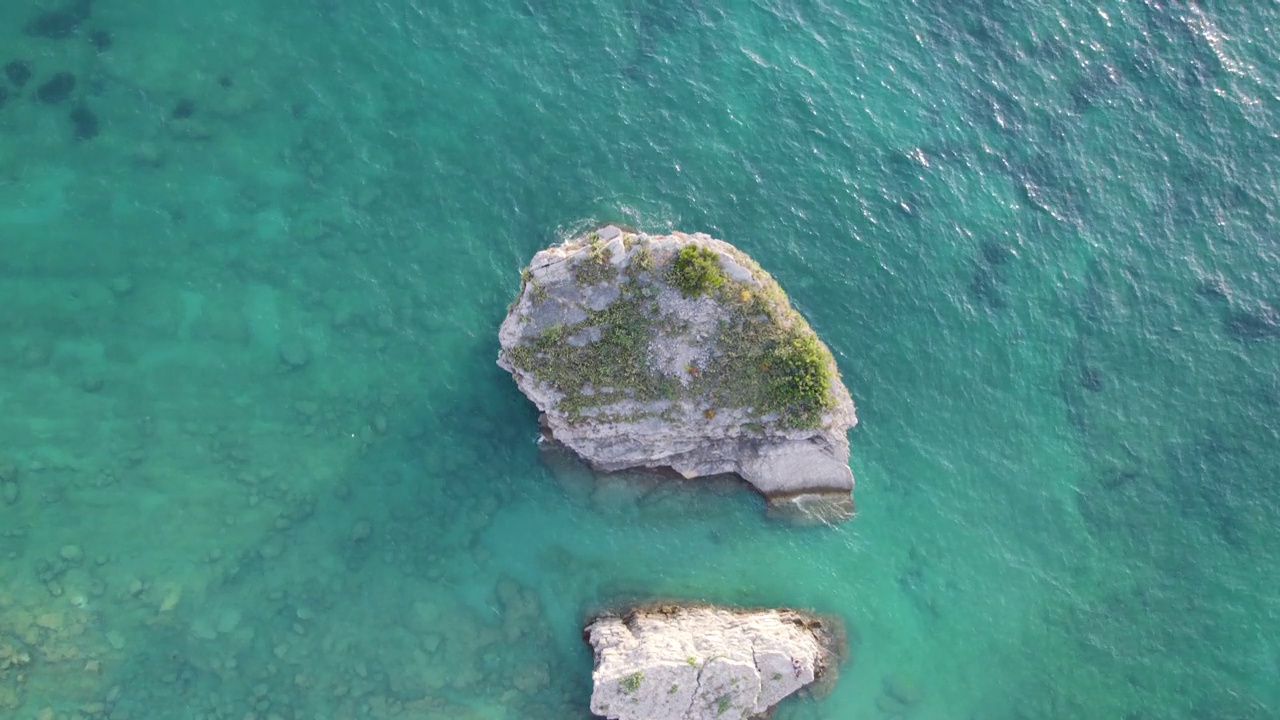 在黑山的Sveti Nikola岛，鸟瞰绿松石般的大海和沙滩，还有日光浴床视频素材