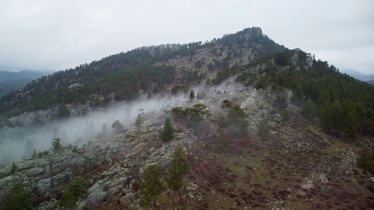 在鹰崖山，埃斯蒂斯公园，科罗拉多州空中飞行的雾视频素材