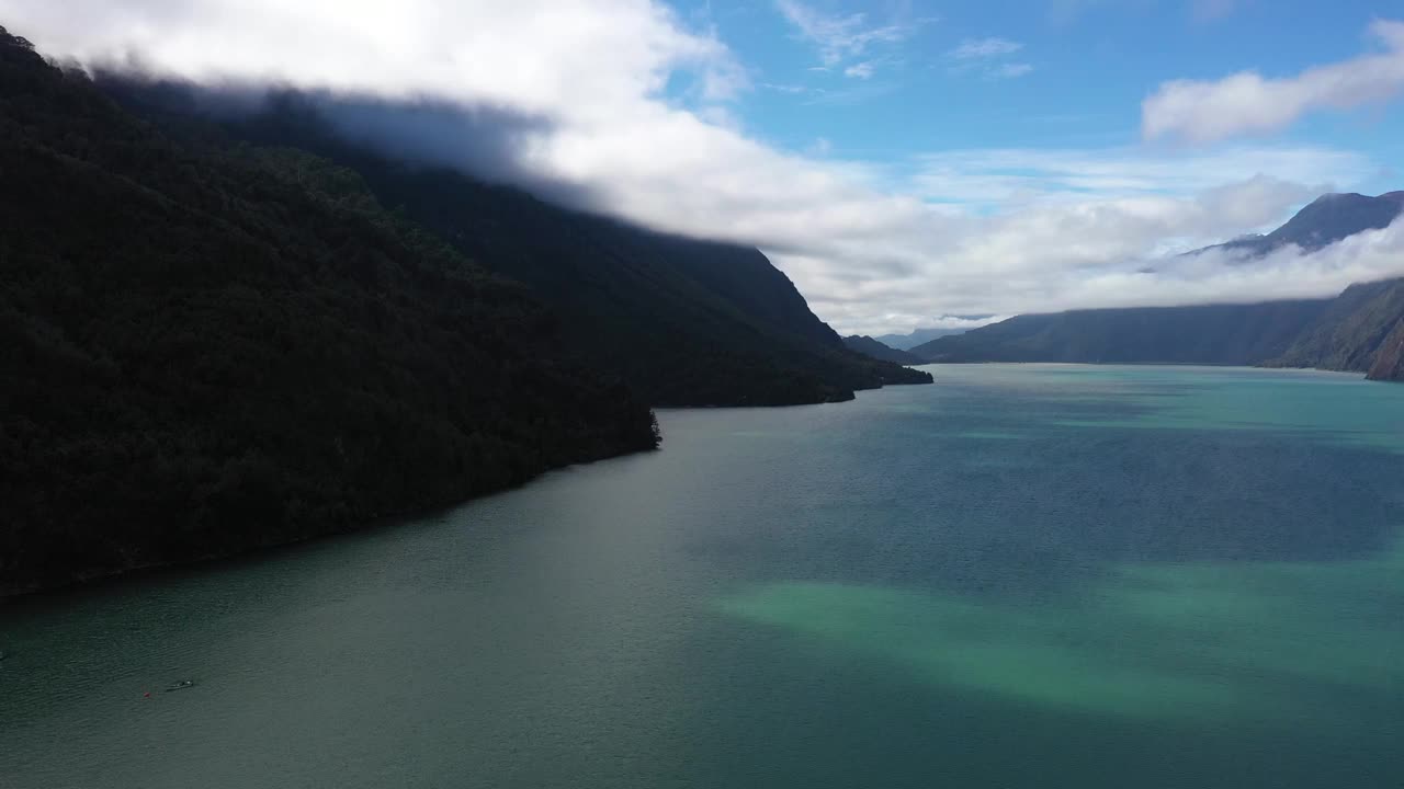 塔瓜湖鸟瞰图。塔瓜湖位于巴塔哥尼亚北部的智利拉各斯地区视频下载