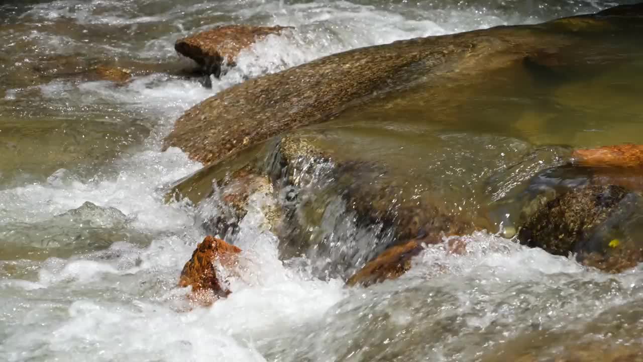 水与石创造和谐的江边。视频素材