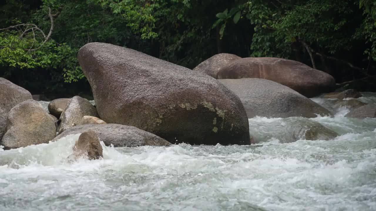 迷人的水在河岩石上流动和跳舞的场景。视频素材
