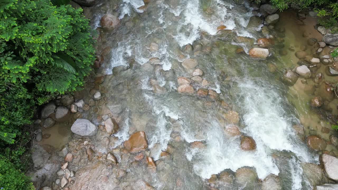 宁静的瀑布轻轻地流过有纹理的岩石。视频素材