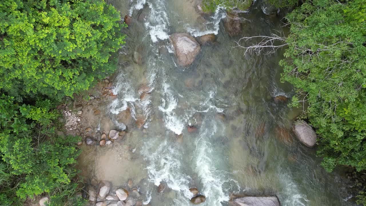 河水流过有纹理的河流岩石的和谐。视频素材