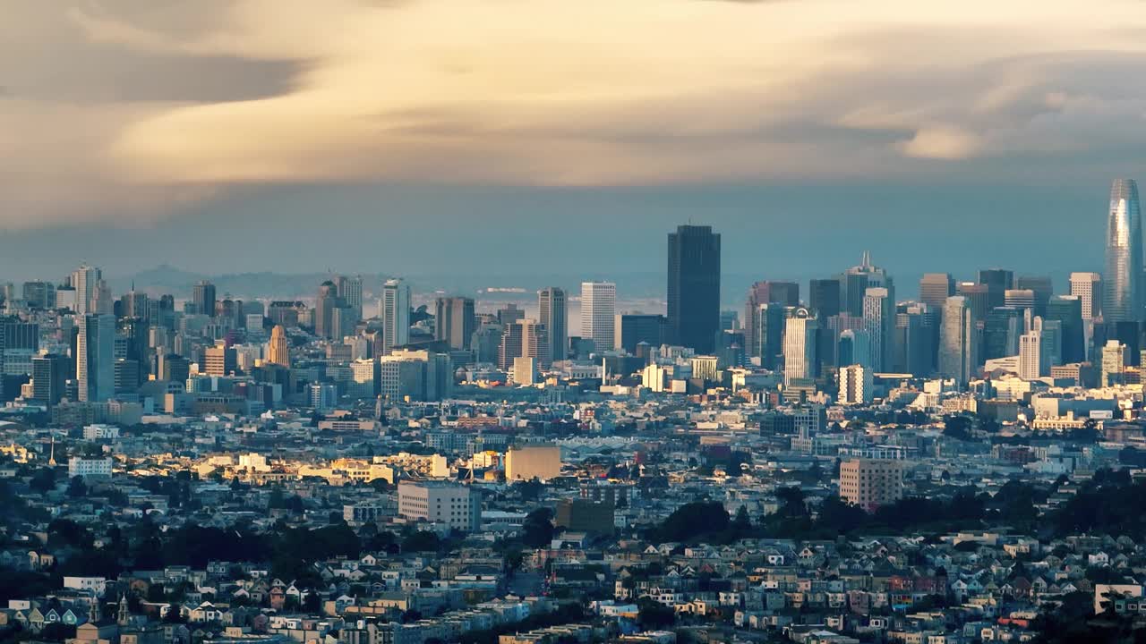 黄昏时分旧金山耀眼天际线的全景鸟瞰图视频素材