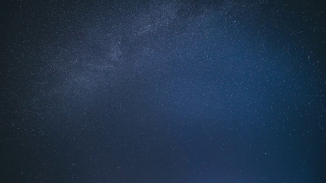 自然大胆的蓝色夜晚星空时间推移背景。夜晚星空延时拍摄深蓝色。平静和安宁。发光的星星。戏剧性的天空发光的星星，金星和飞机的踪迹视频素材