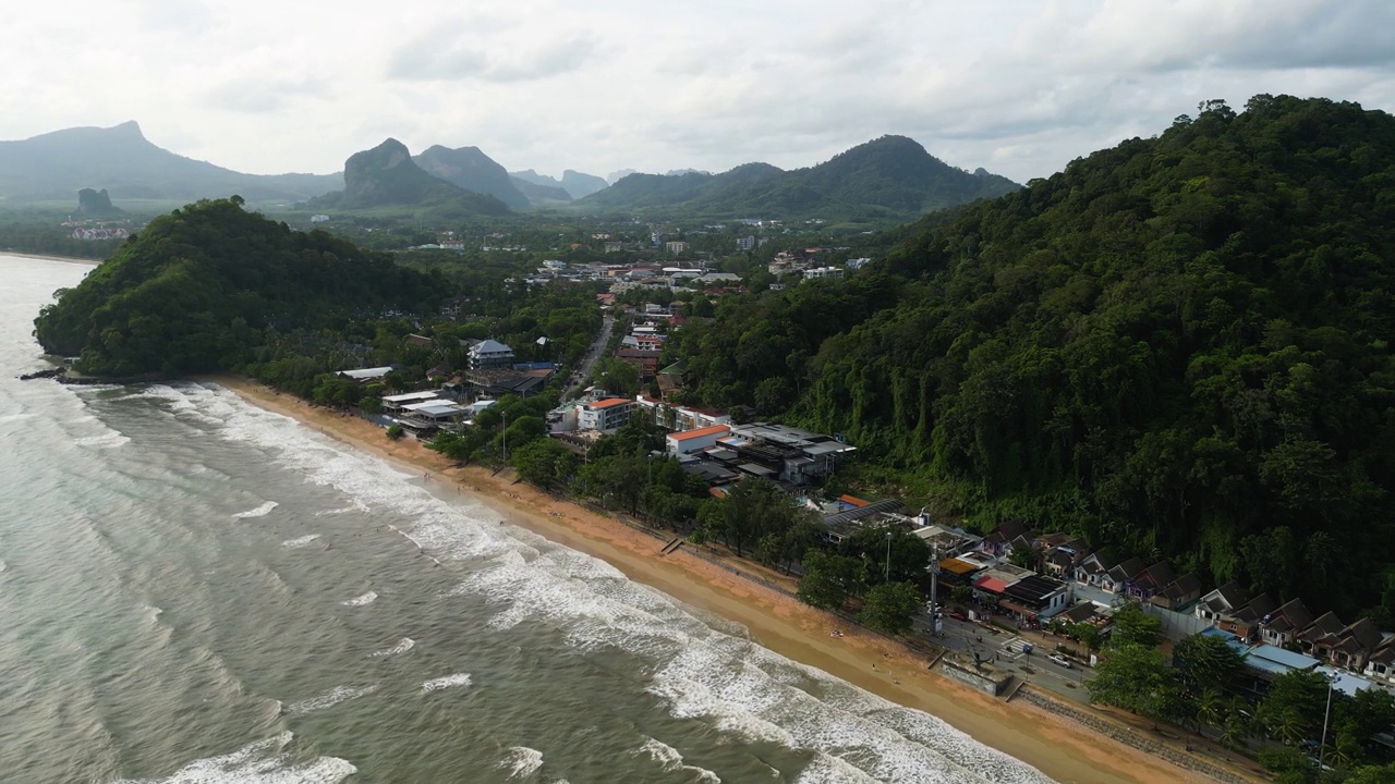 泰国考莱克海滩附近的山景，鸟瞰图视频素材