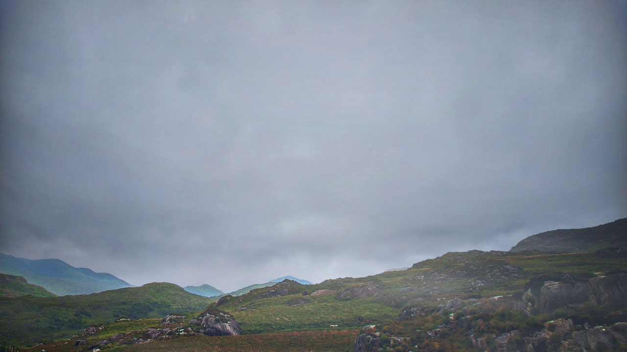 爱尔兰景观在基拉尼，克里县:克里风景环-阴天和暴风雨的天空视频素材