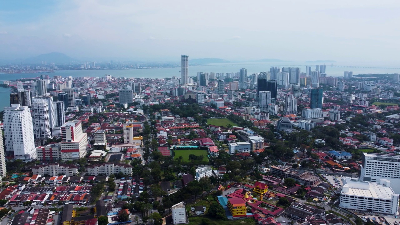 鸟瞰槟城全景。旅游目的地马来西亚视频素材