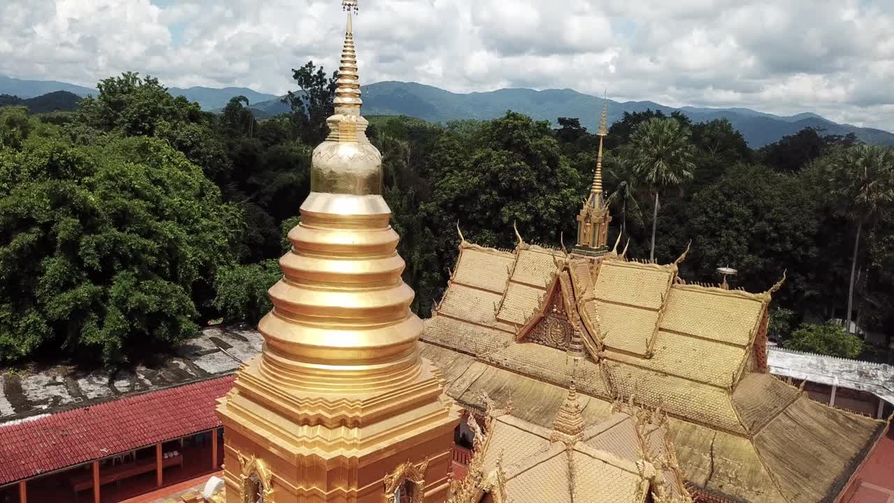 鸟瞰泰国清莱省9座最神圣的宝塔之一的笏Phrathat Chom Sak寺。视频素材