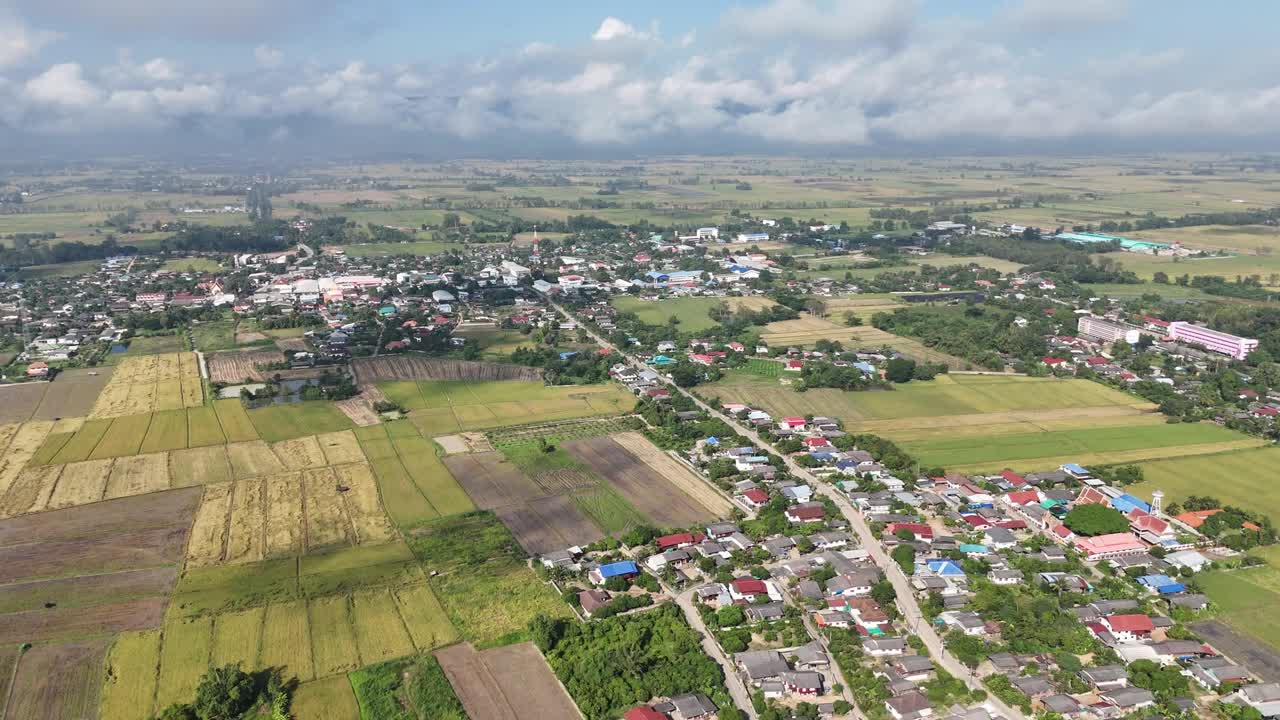 鸟瞰泰国清莱省南部帕岱地区的乡村。视频素材