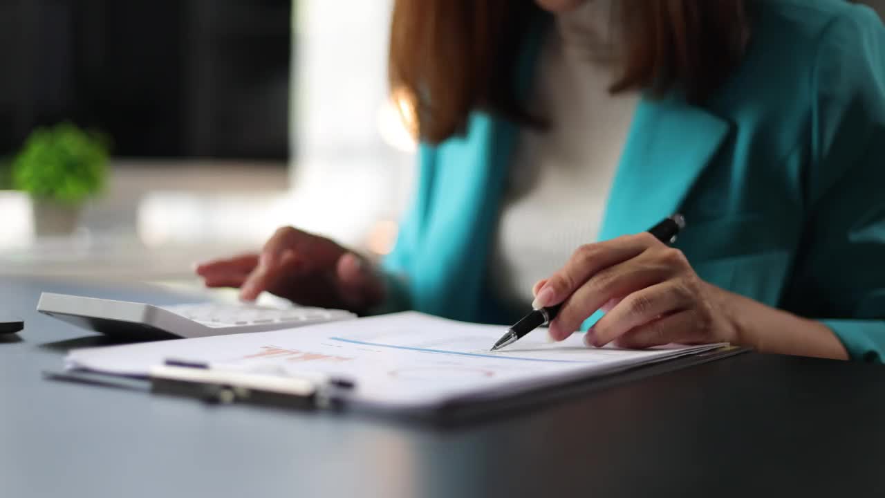 女商人从事财务文件计算、财务数字分析和会计核算。视频素材