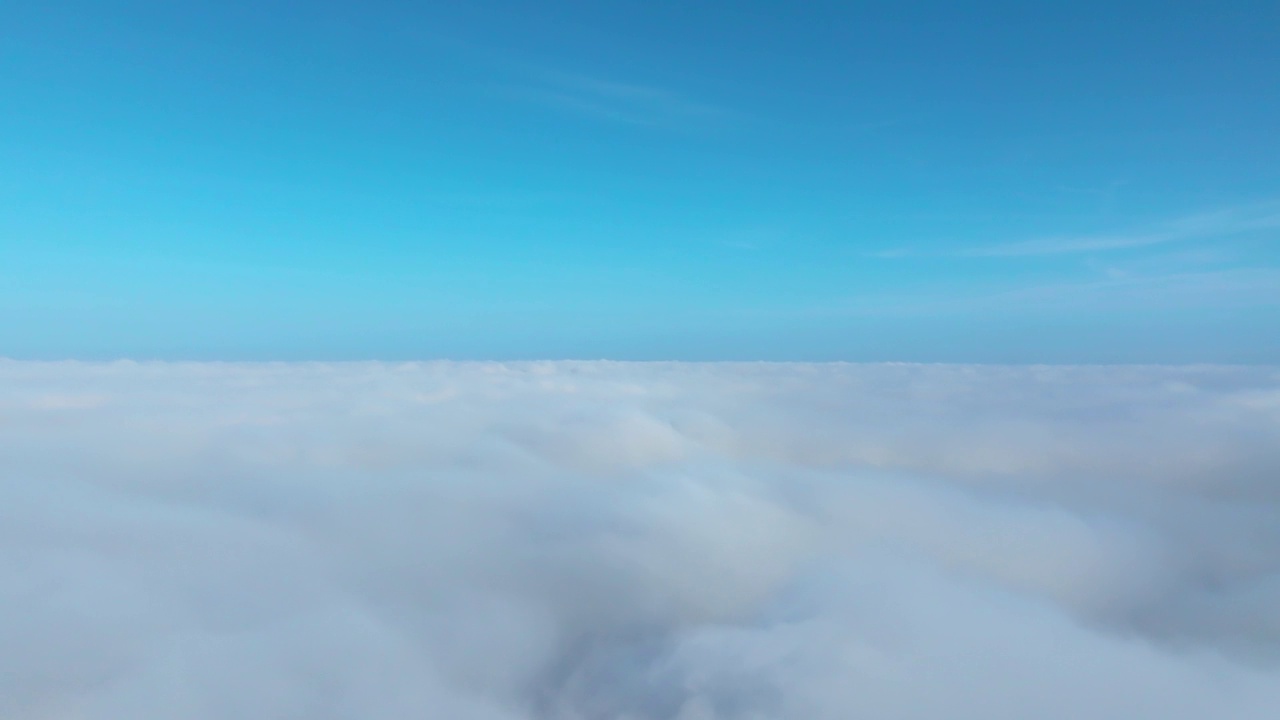 蓝天地平线上的天堂云景。空中拍摄视频素材