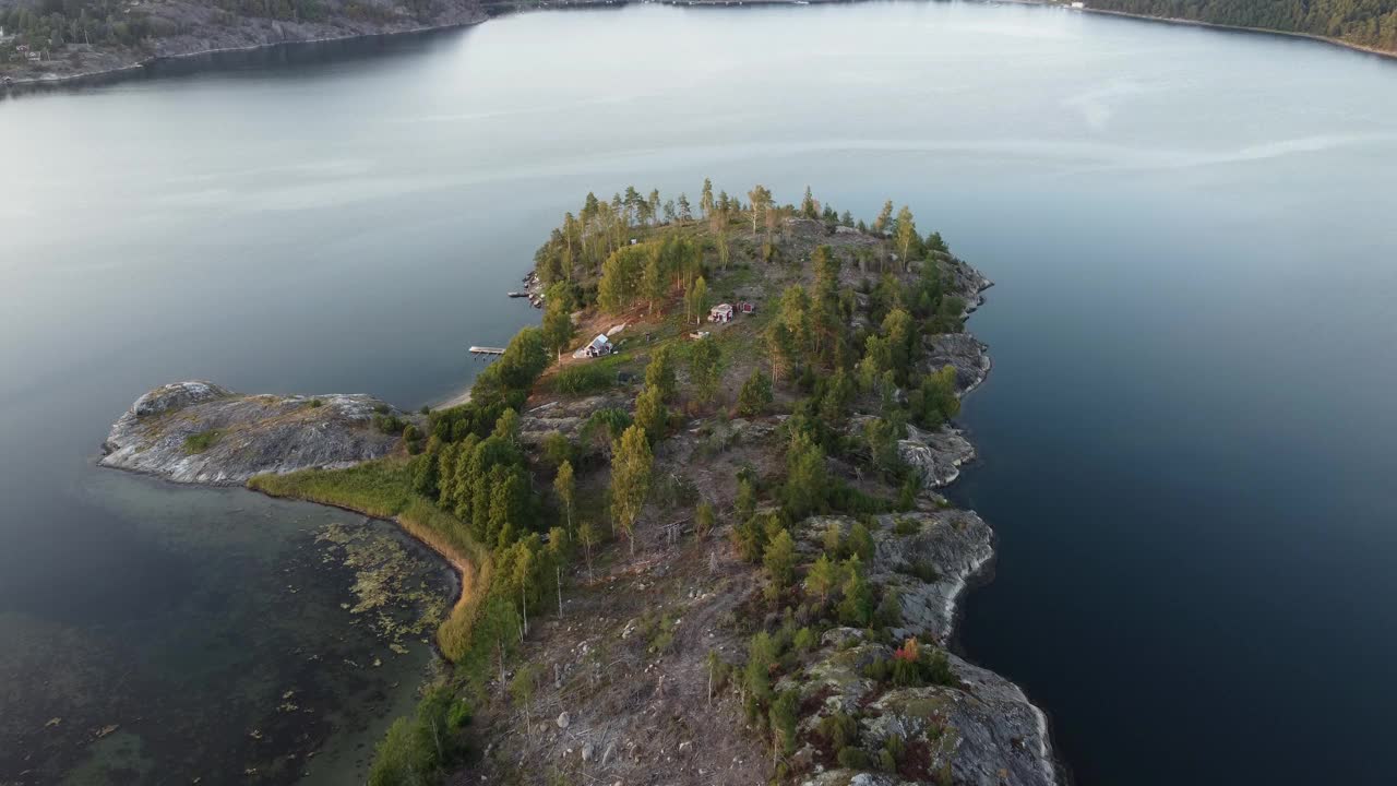 瑞典峡湾一座岛屿上空的航拍慢镜头。五颜六色的树木和清澈的大海。视频素材