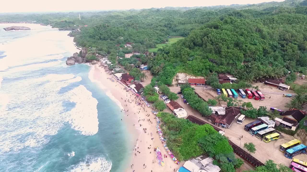 鸟瞰图Indrayanti海滩，日惹-印度尼西亚，蓝色海洋的印度尼西亚海滩，许多人前往海滩视频素材