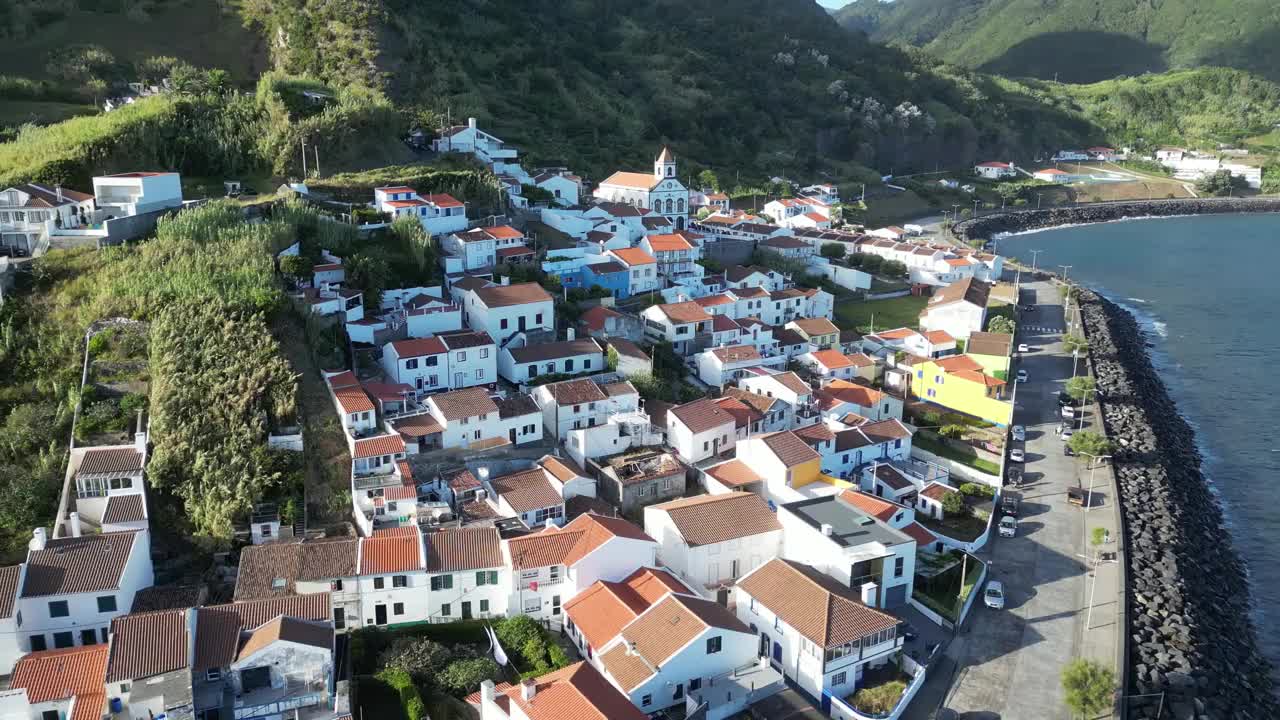 晴朗的一天，葡萄牙亚速尔群岛Povoacao的Ribeira Quente民用教区的无人机镜头视频素材