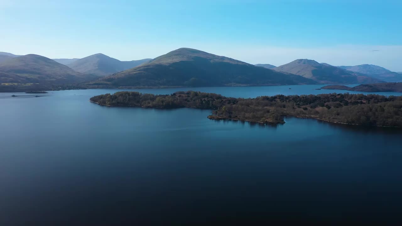 洛蒙德湖，苏格兰。鸟瞰图平移到岛屿和本洛蒙德山。联合王国。视频素材