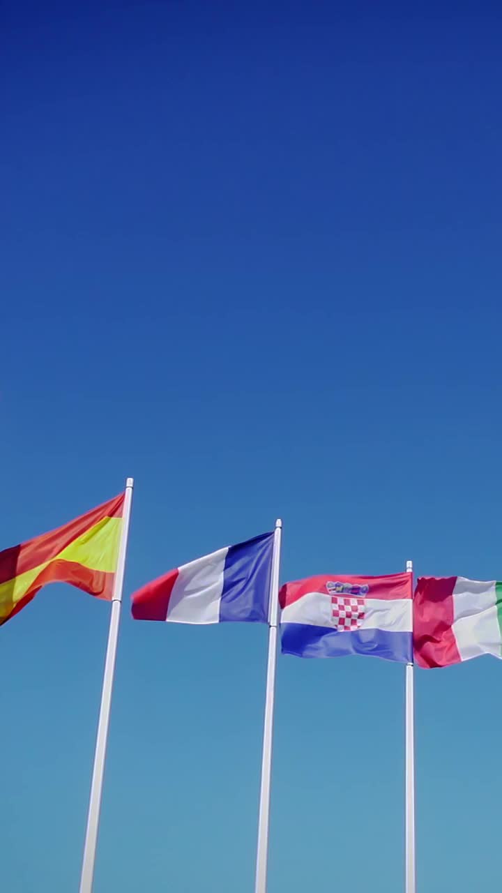 蔚蓝的天空映衬着欧盟和各国的旗帜视频素材