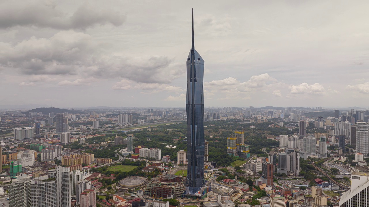 白天吉隆坡市新现代塔外部航拍全景4k延时马来西亚视频素材