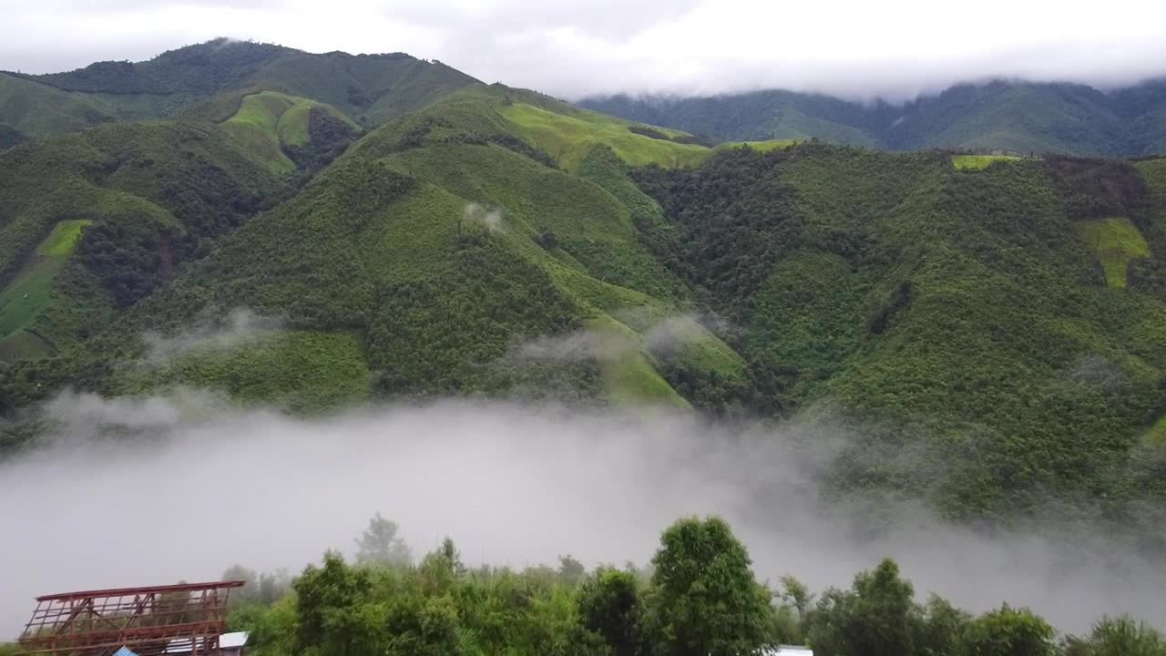 山水青翠，山峦薄雾，如此美丽视频素材