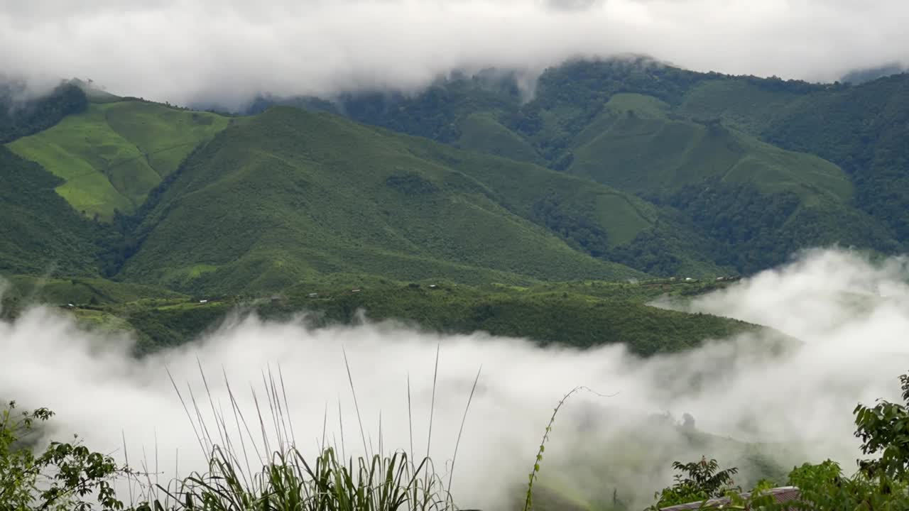 山水青翠，山峦薄雾，如此美丽视频素材