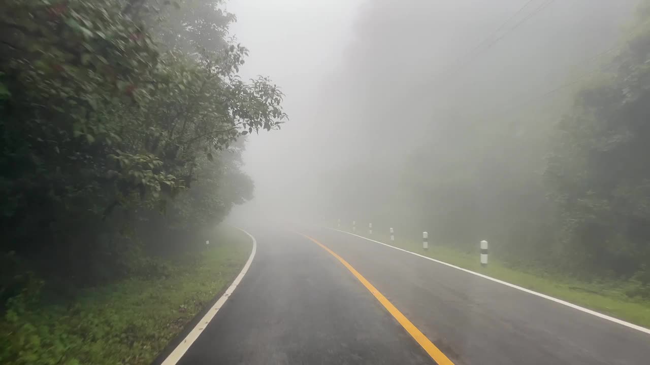 泰国有雾的自然道路视频下载