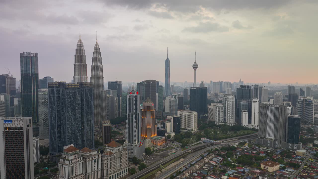 傍晚时分吉隆坡市中心交通道路航拍全景4k延时马来西亚视频素材