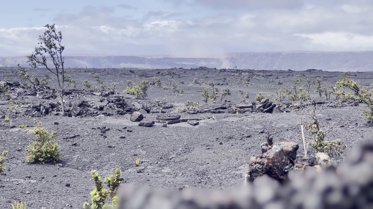 夏威夷火山国家公园基拉韦厄火山口火山口边缘的火山景观。4K HDR, 30帧/秒视频素材