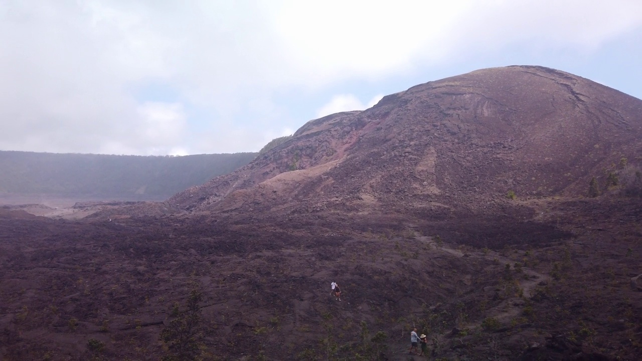 从夏威夷火山国家公园干熔岩湖床的底部表面拍摄的基拉韦厄伊基小径的万向宽平移镜头。4K, 60 FPS慢动作视频素材