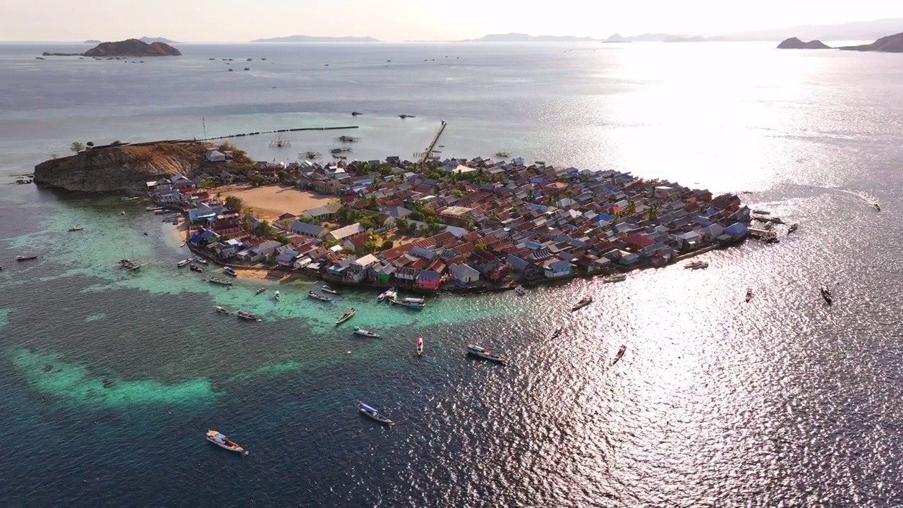 空中无人机拍摄的Pasir Putih岛，位于科莫多岛弗洛雷斯海中部的村庄，Kabupaten Manggarai Barat，努沙登加拉，印度尼西亚视频素材