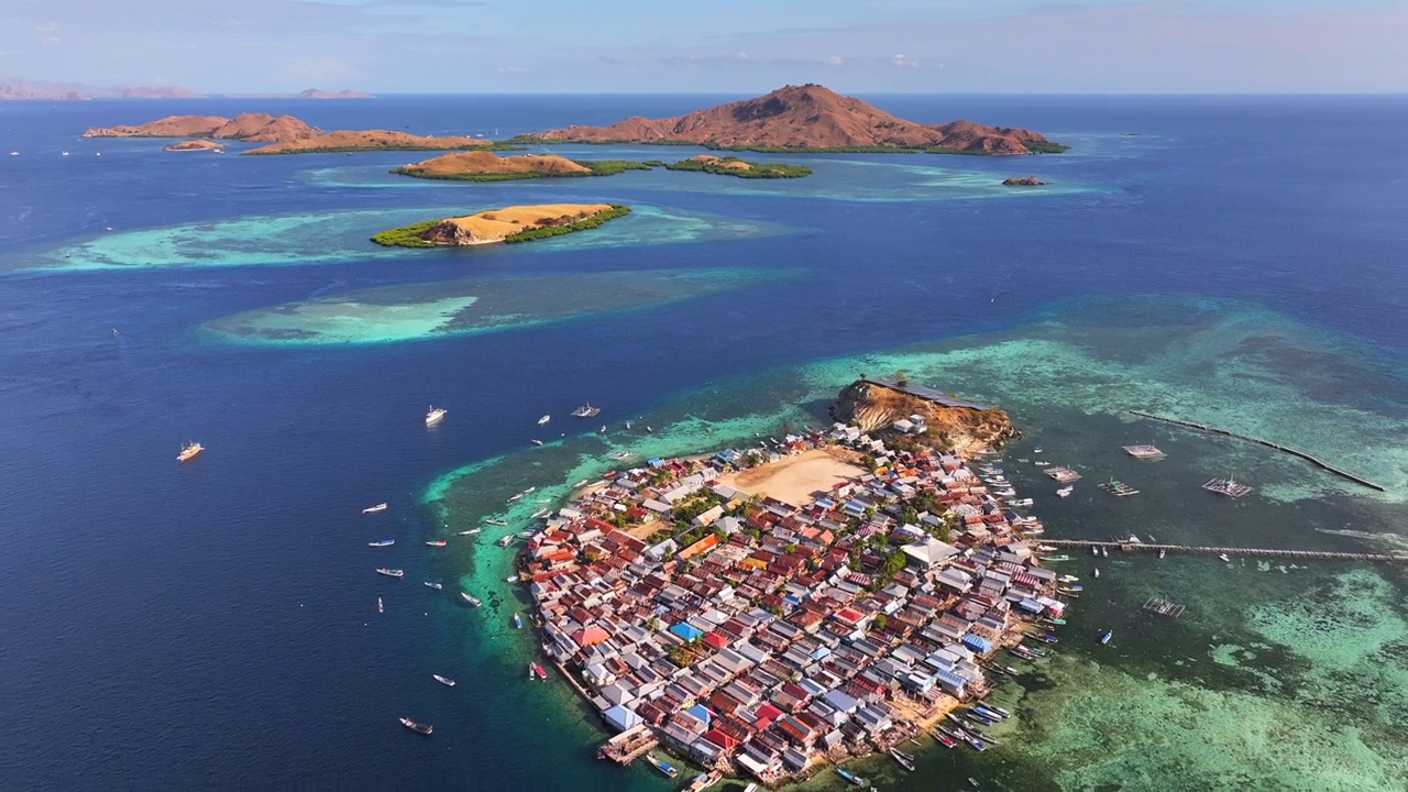 空中无人机拍摄的Pasir Putih岛，位于科莫多岛弗洛雷斯海中部的村庄，Kabupaten Manggarai Barat，努沙登加拉，印度尼西亚视频素材