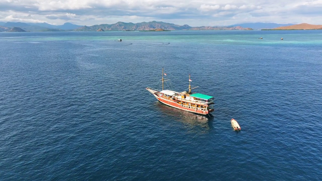 印度尼西亚努沙登加拉Kabupaten Manggarai Barat，科莫多岛弗洛雷斯海中部村庄的Pasir Putih岛的无人机视频素材