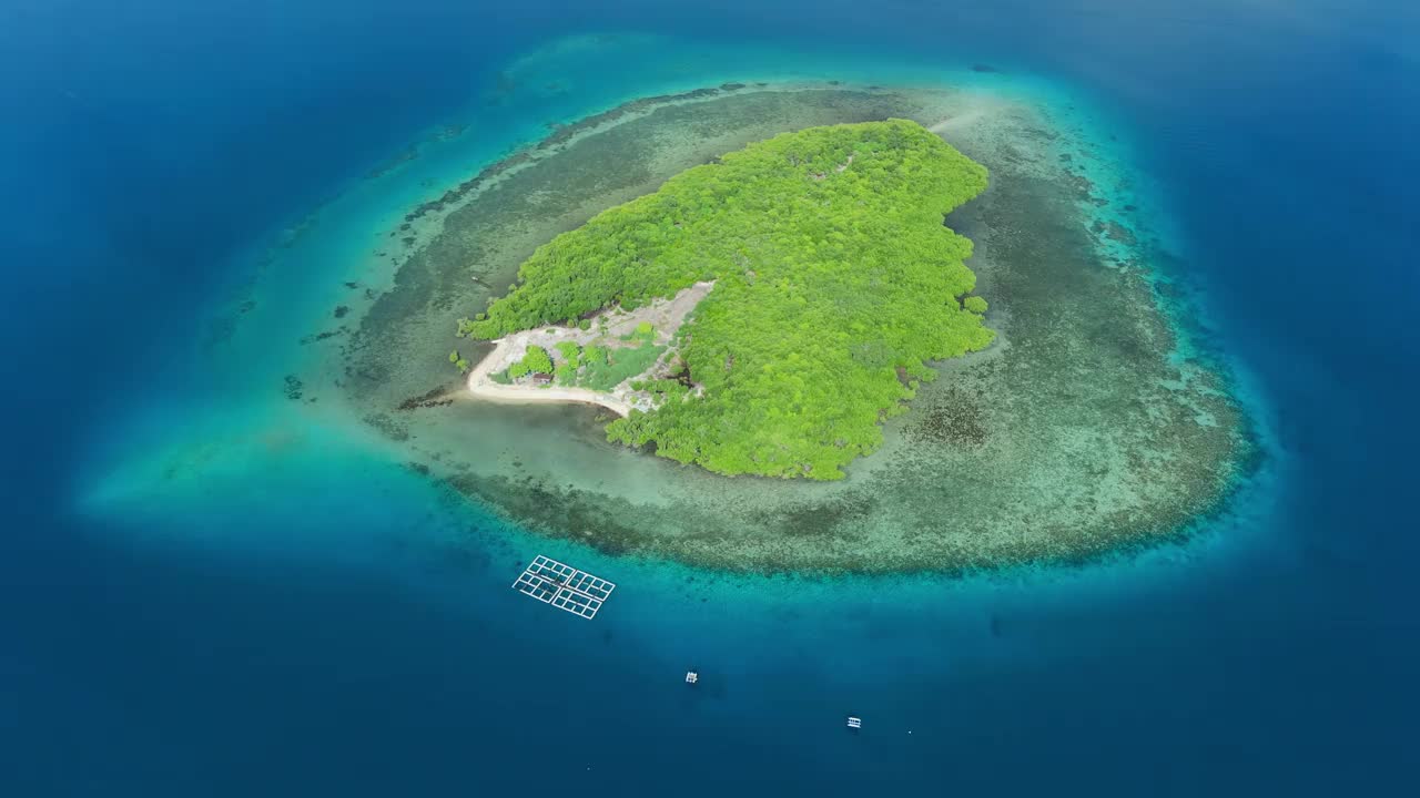 鸟瞰图与热带岛屿和清澈的蓝色海洋与珊瑚礁。视频素材