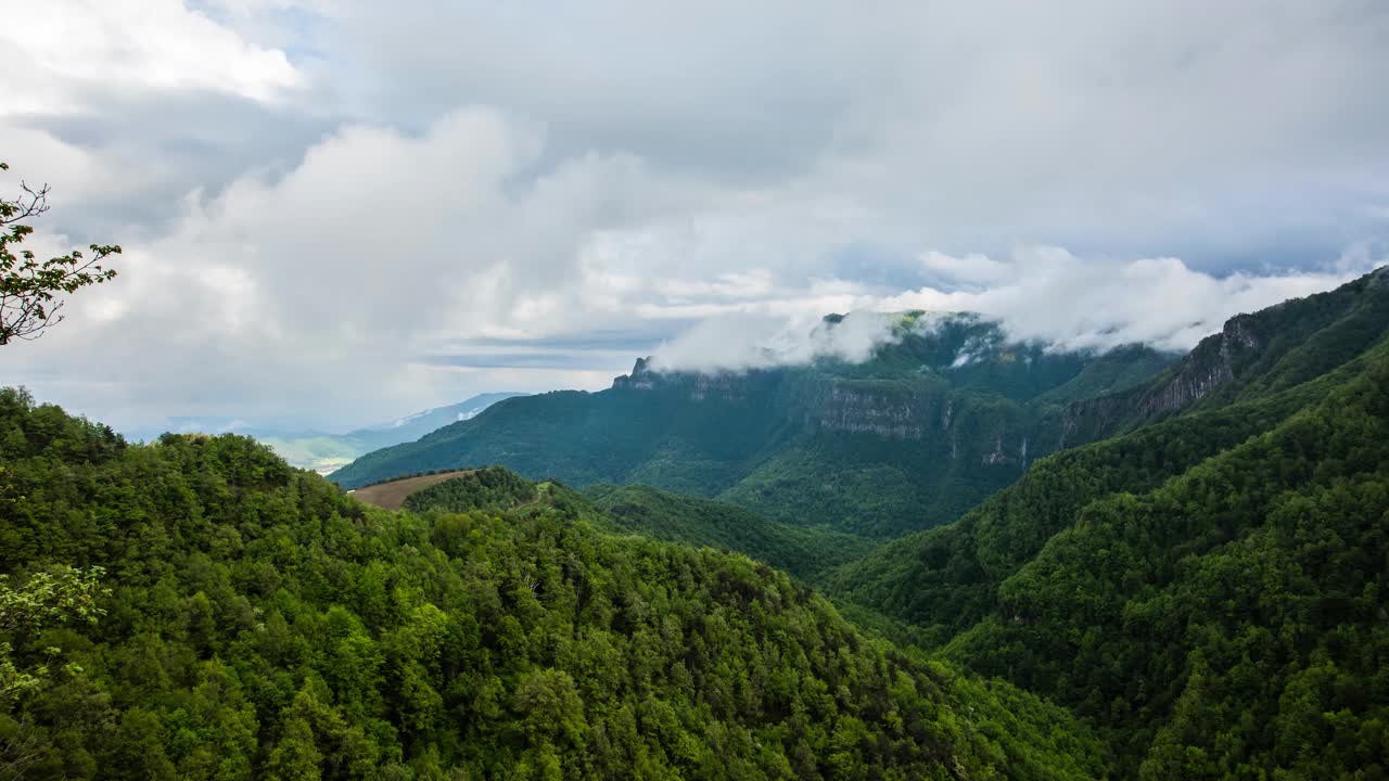 西班牙赫罗纳的La Garrotxa，春天的夕阳视频素材