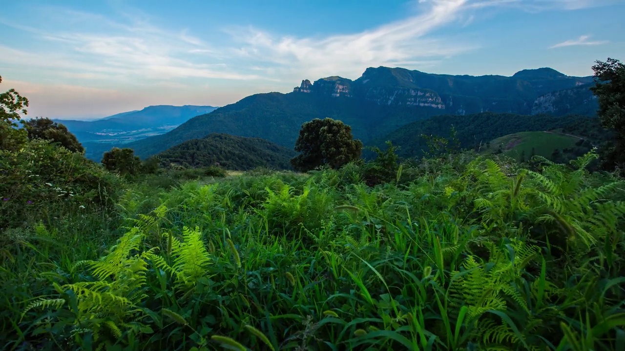 西班牙赫罗纳的La Garrotxa，春天的夕阳视频素材