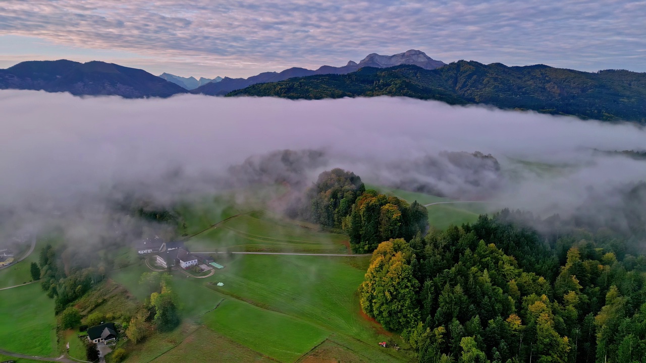 奥地利秋天，萨尔茨卡默古特多雾的农田和乡村美景鸟瞰图视频素材