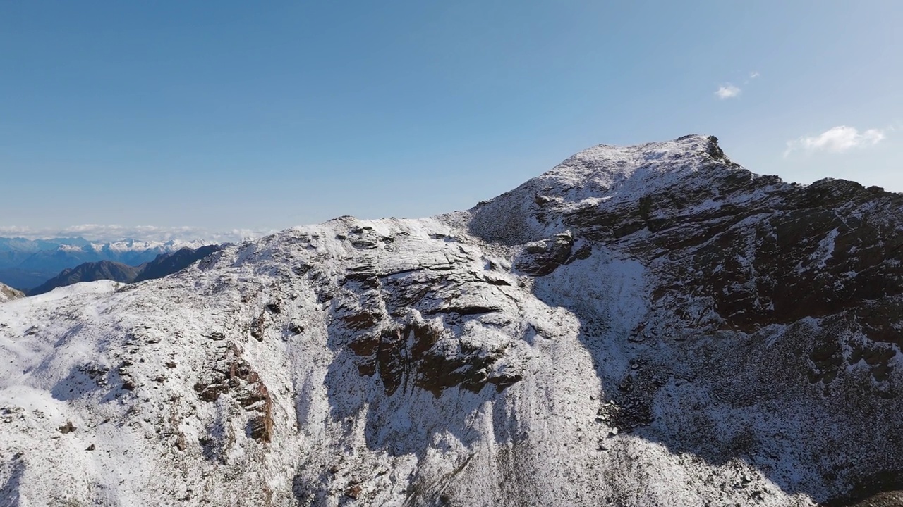 俯瞰意大利北部的Valmalenco雪山和Cima Fontana山顶视频素材