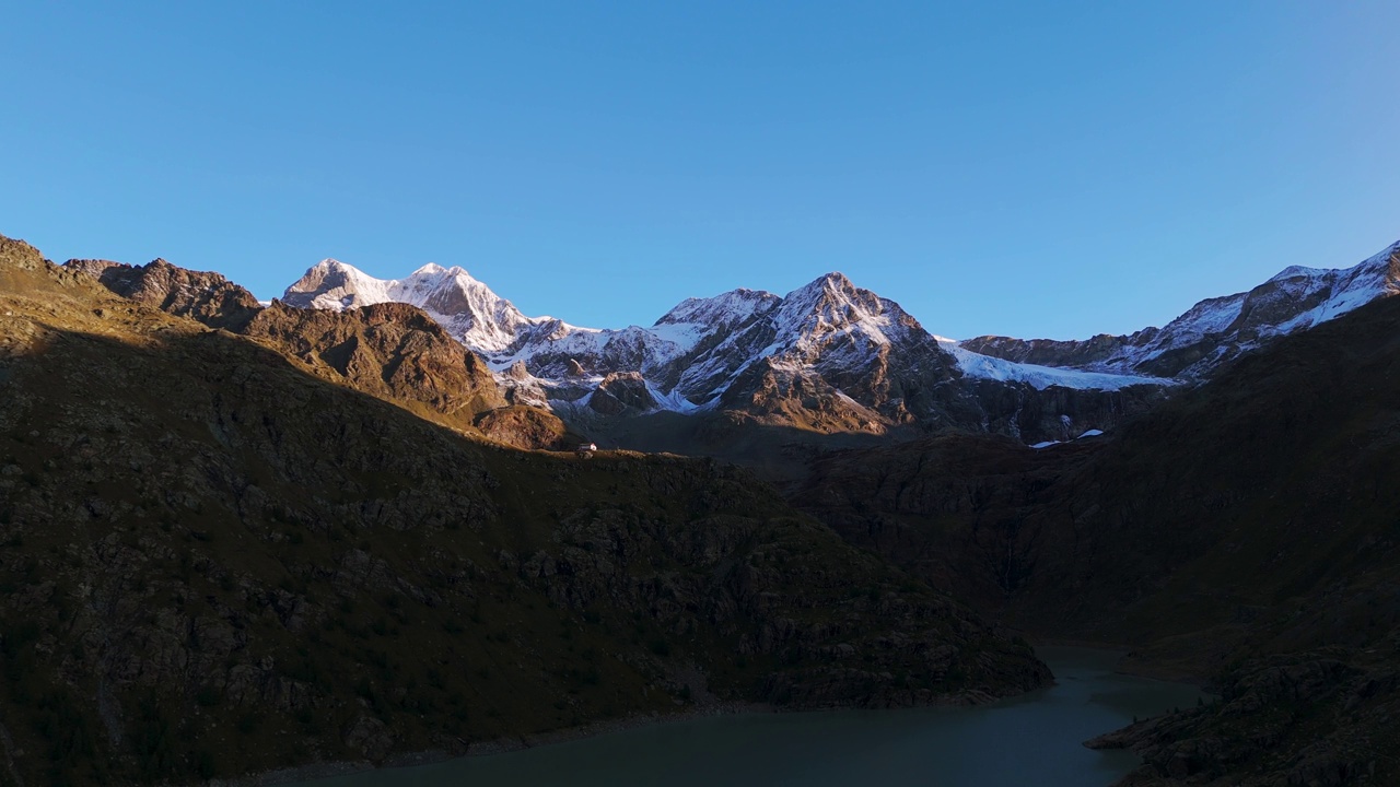 意大利北部Valmalenco山脉的自然美景。鸟瞰图视频素材