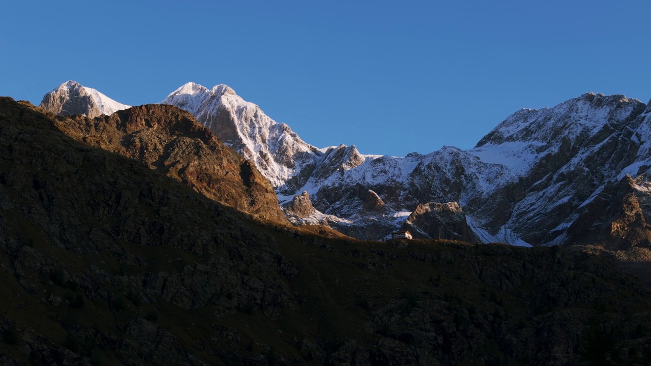 宁静的高山小屋在壮丽的西玛丰塔纳山脉在意大利鸟瞰图视频素材