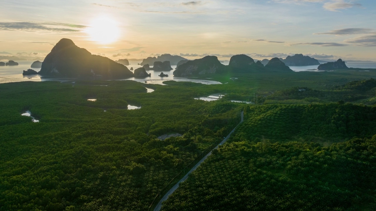 在泰国攀牙湾的红树林和山峰上空飞行的4K超延时无人机视频素材