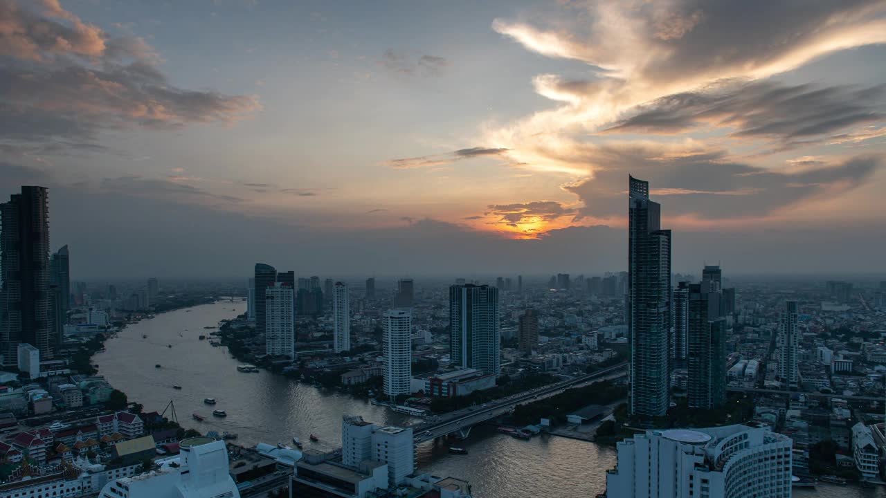 4K延时拍摄的泰国首都曼谷，日落时分，湄南河在曼谷市中心的风景曲线视频素材