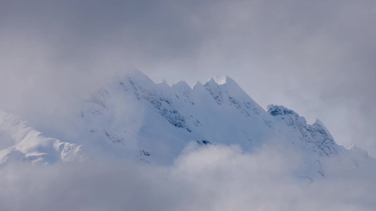 雪和云覆盖加拿大自然景观背景。视频素材